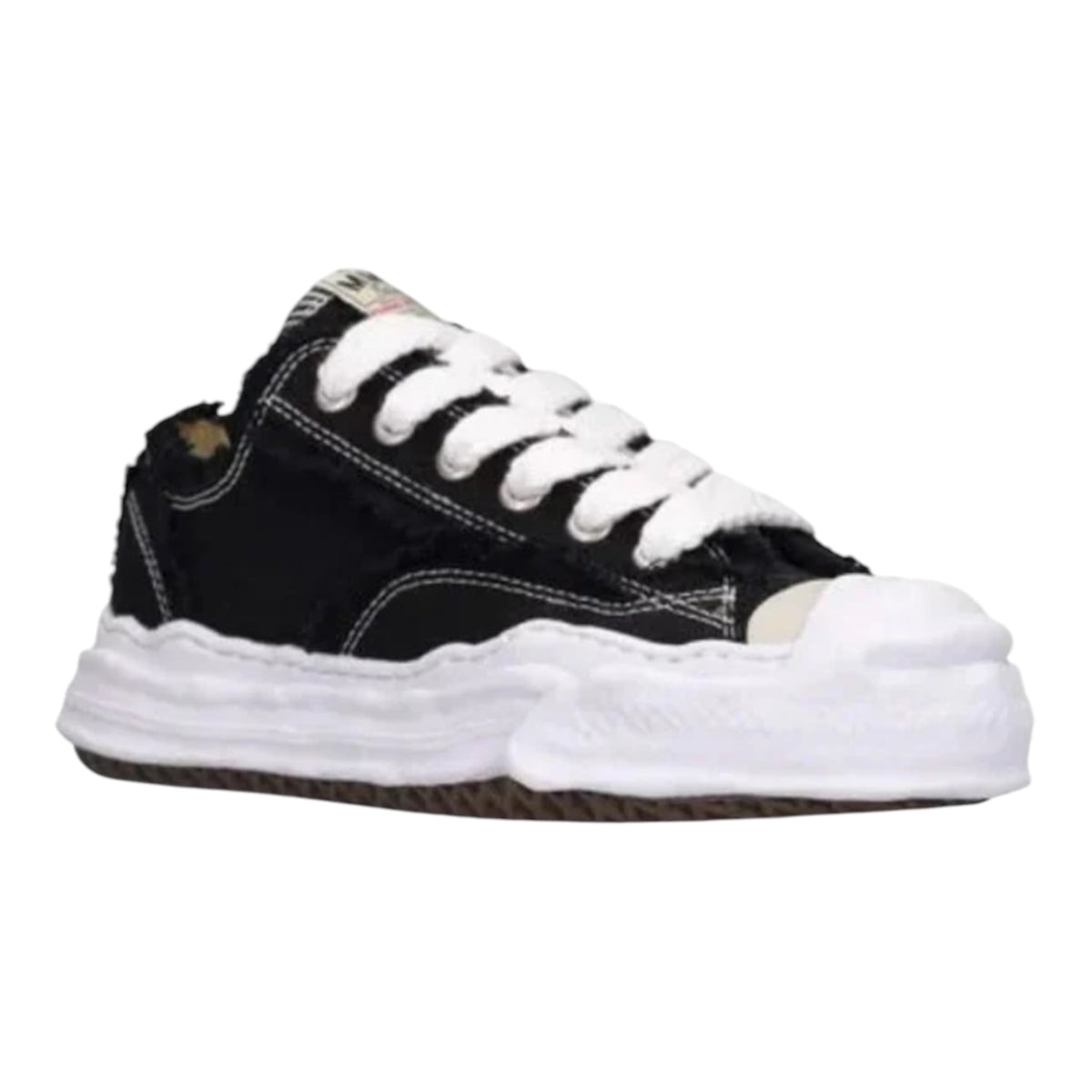 LOW TOP SNEAKER