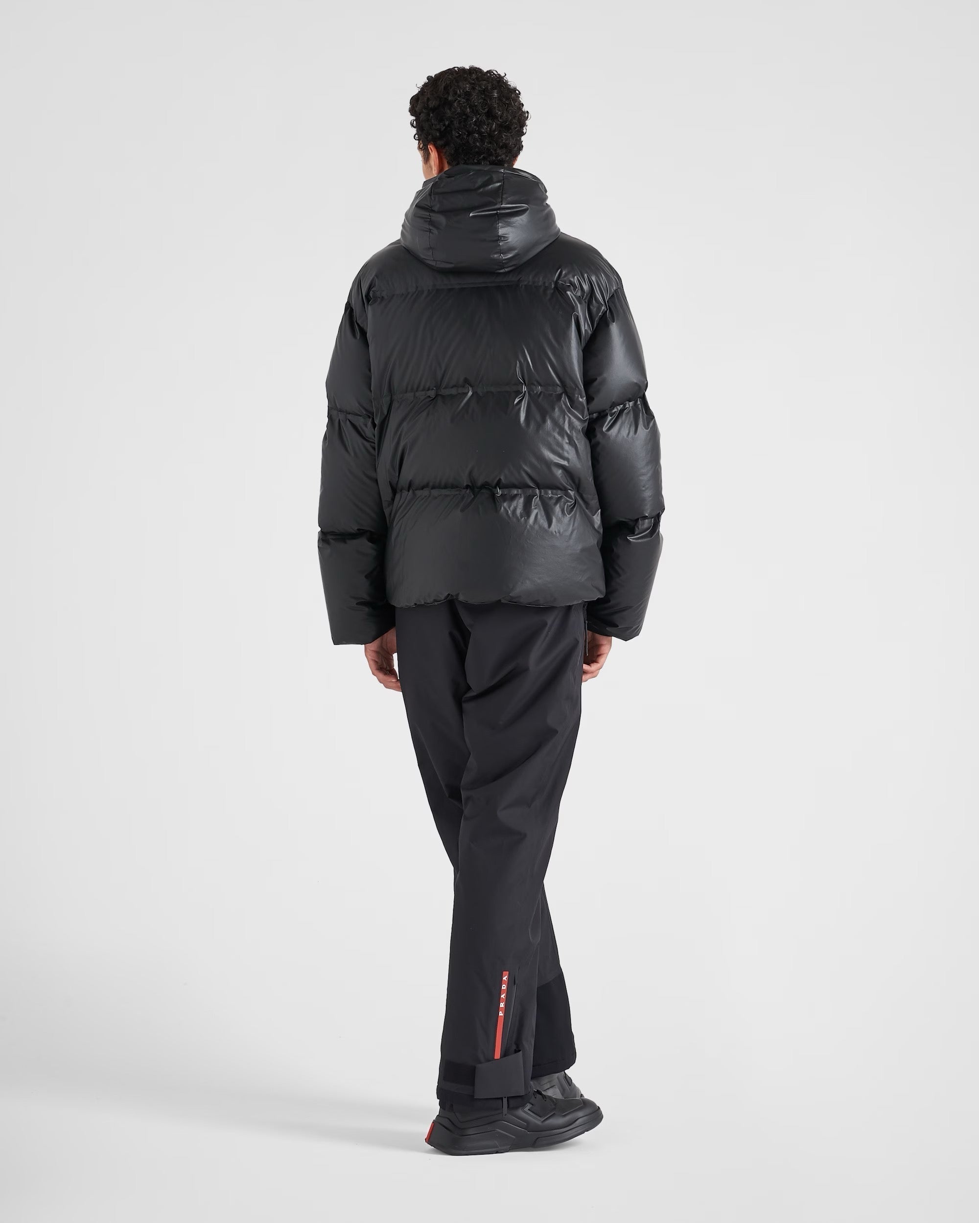 Essentiaal D Oblique Puffer Schwarz