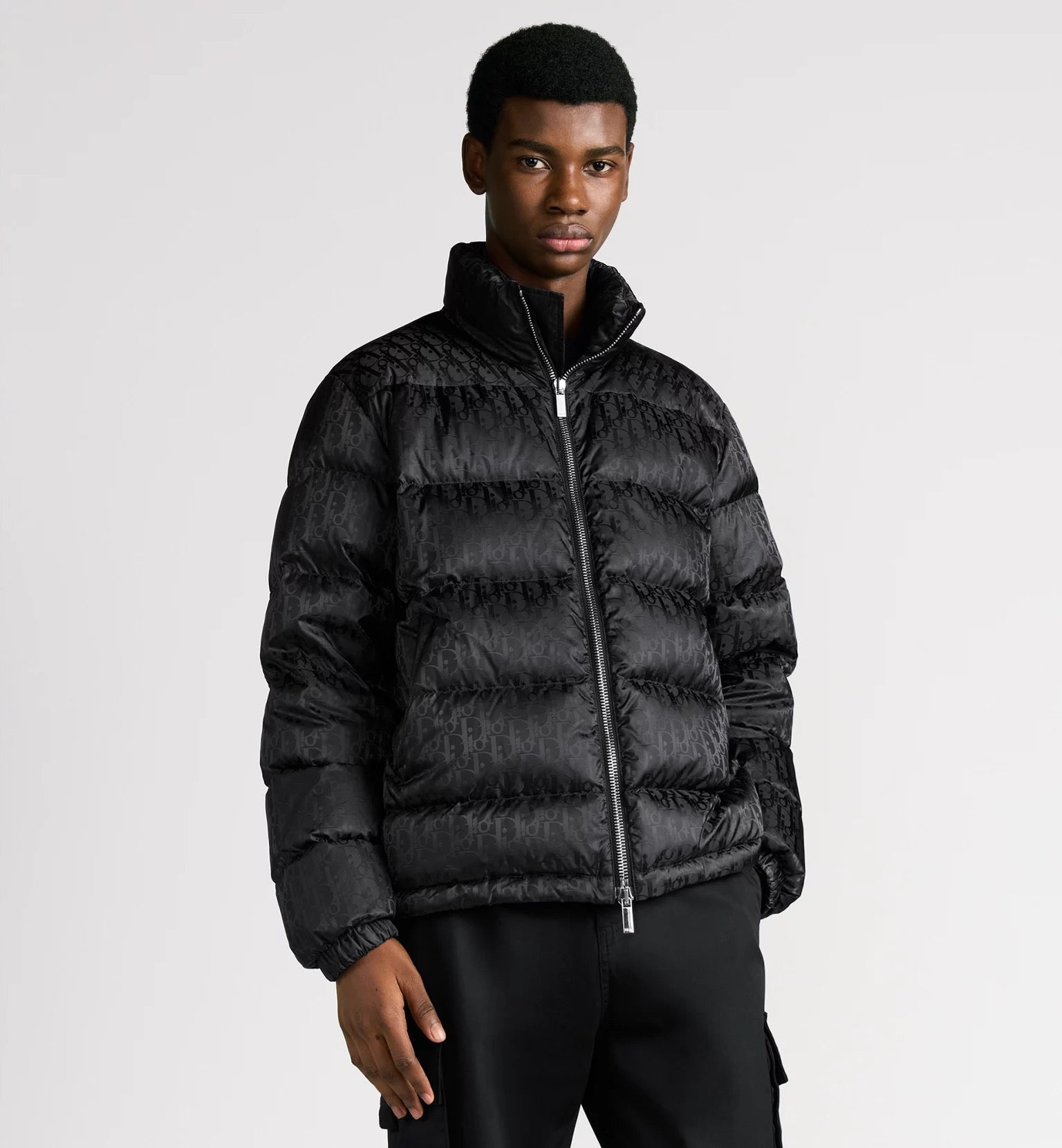 Essentiaal D Oblique Puffer Schwarz