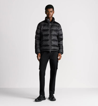 Essentiaal D Oblique Puffer Schwarz