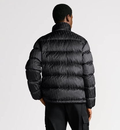 Essentiaal D Oblique Puffer Schwarz