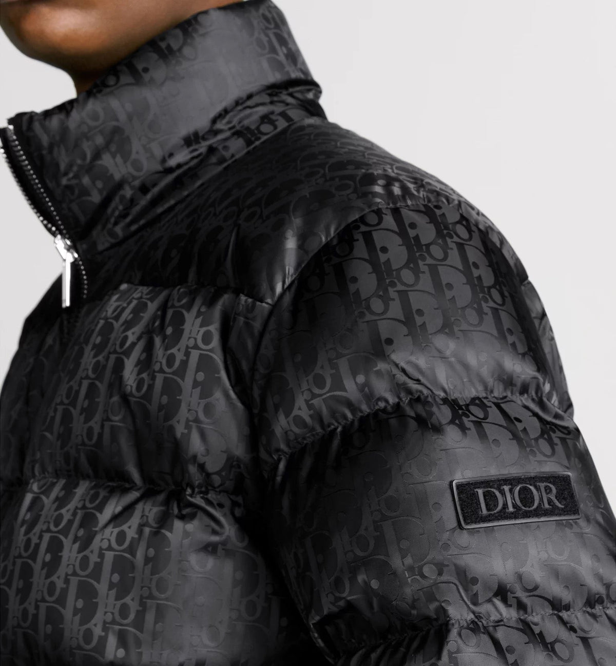 Essentiaal D Oblique Puffer Schwarz