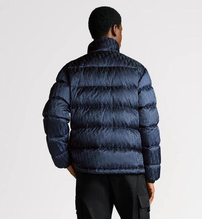 Essentiaal D Oblique Puffer Blau